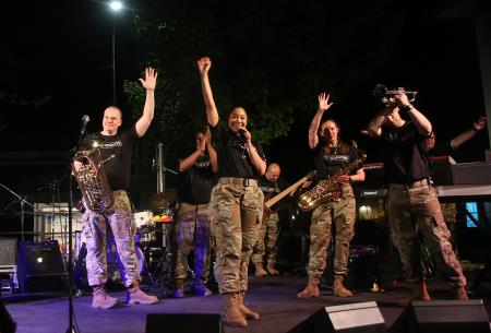 DVE UNIFORMI ENA PESEM 49 FOTO LJUBO VUKELIČ